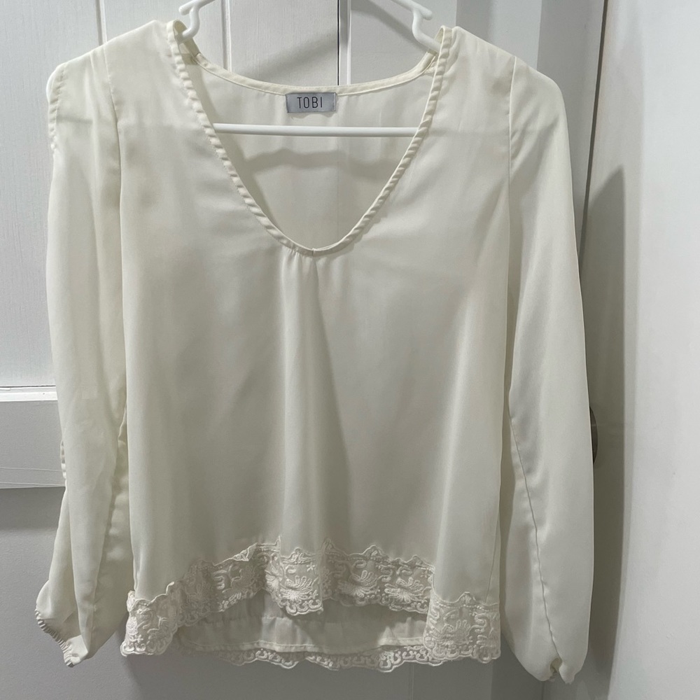 TOBI blouse with lace hem and open arms. Size XS